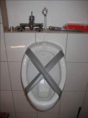 Urinal mit Andreaskreuz..... die Arbeiten nähern sich dem Osterfest