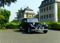 Citroën 11CV BN vor Schloss Johannisberg.jpg