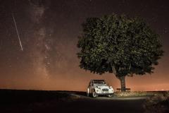 2cv mit Milchstraße und Sternschnuppe