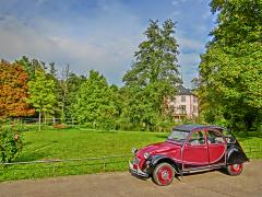 2CV 6 Charleston vor Wasserschlösschen