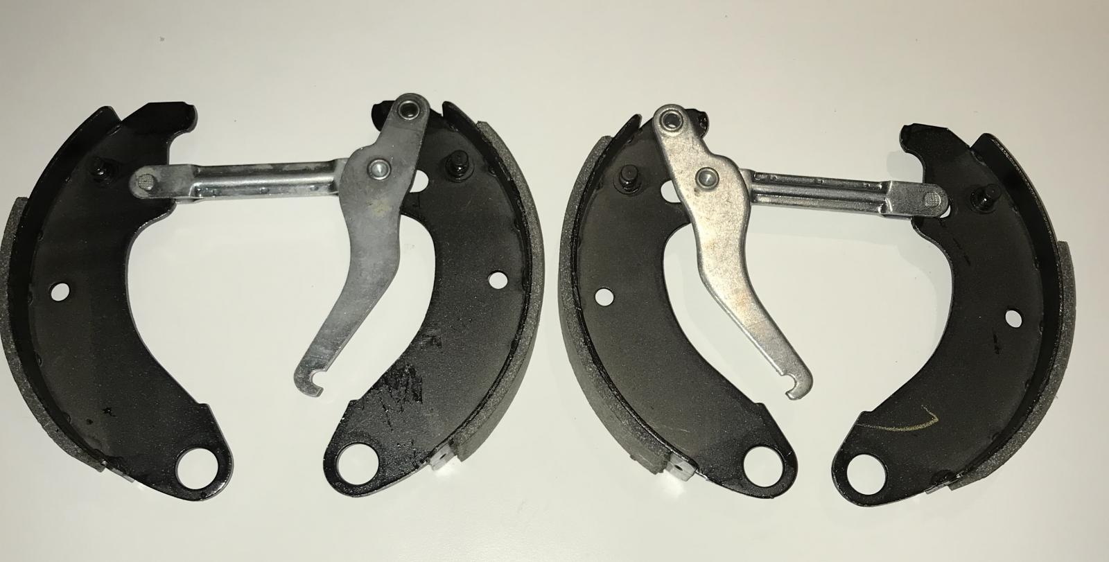 2CV alt: Bremsbacken vorne mit Feder getriebeseitig ?