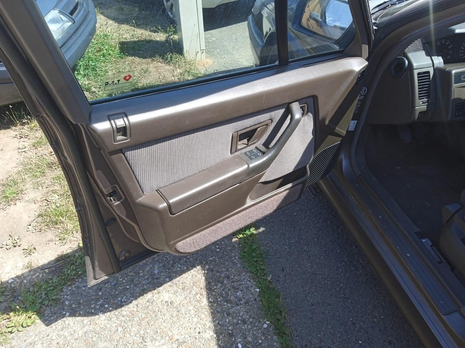 Angebot braune Innenausstattung und Spoilerteile Y3 in Frankreich