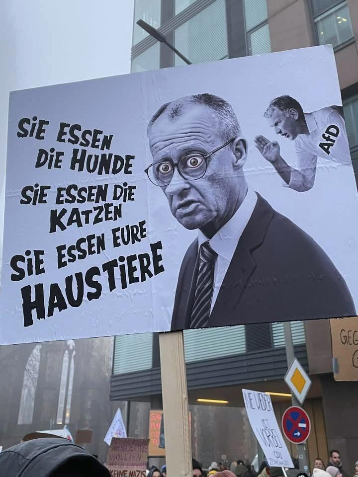 SieEssenHundeMerz.jpg.06633eb486e8e729e0d6f61d571d794d.jpg