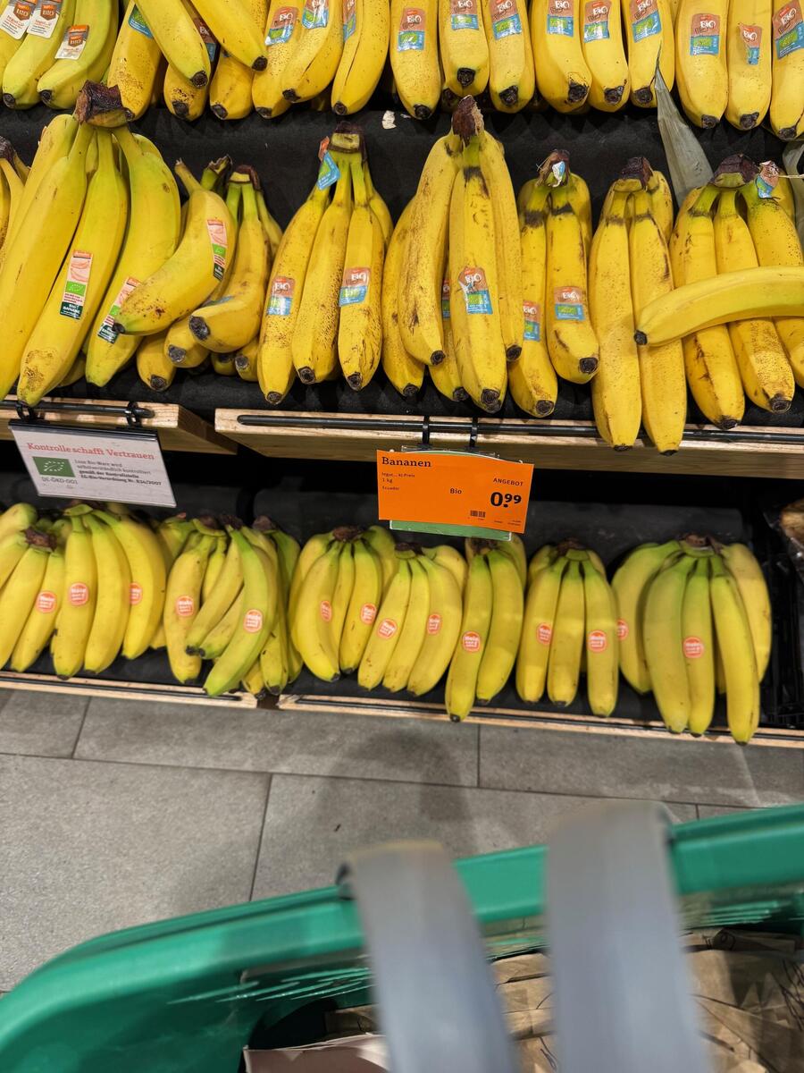large.Banana.jpg.50daef4a59ac73ac20fd551