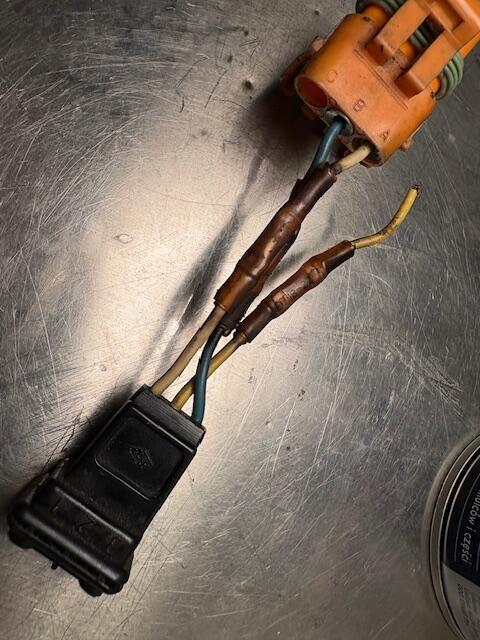 large.GM-Stecker.jpg.04477eeea160a26d8312e499063d7fa3.jpg