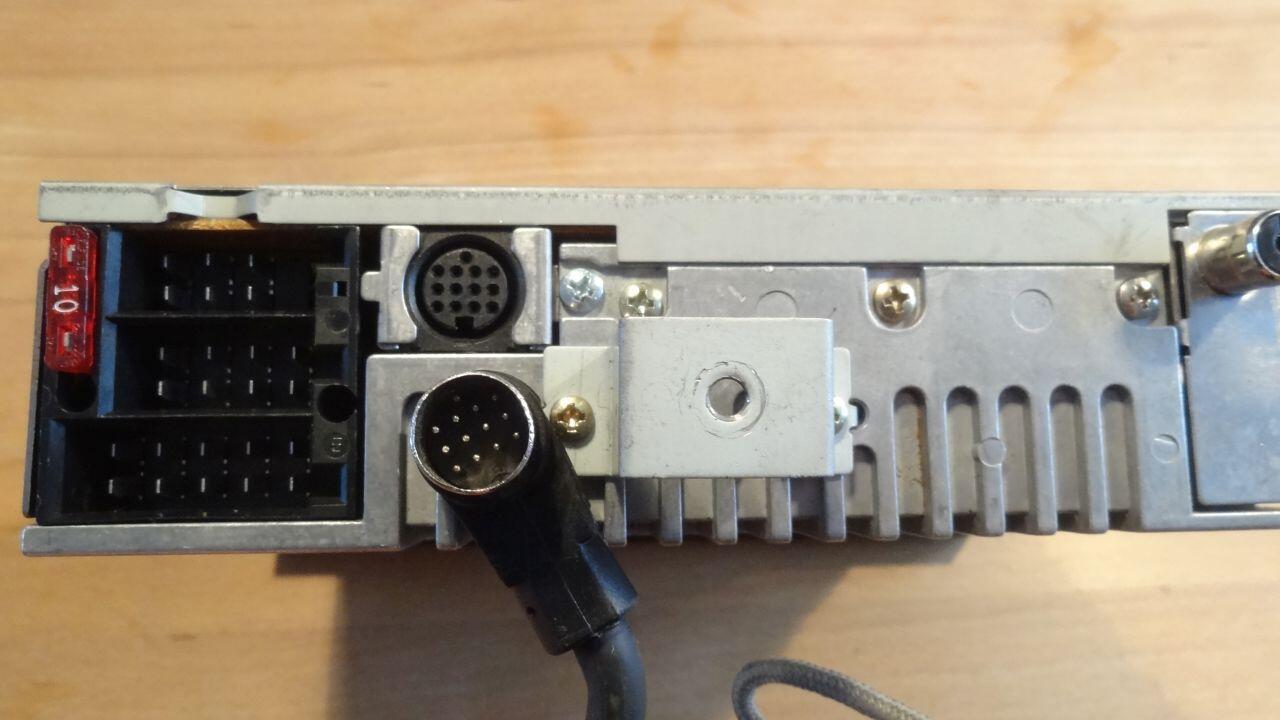 large.Radio4035hinten.jpg.90e78dda4b245f660d4ce4e112aa8744.jpg