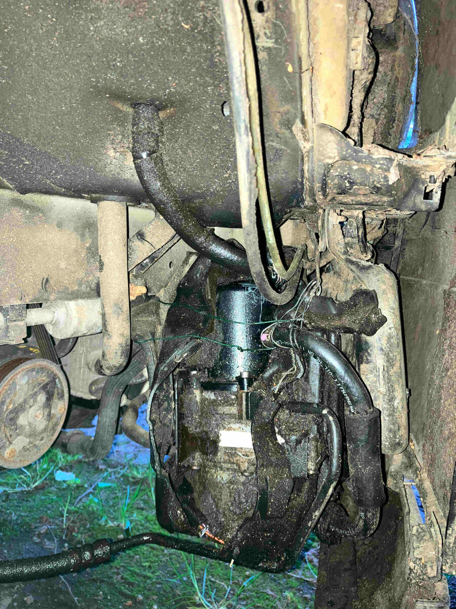 20260610203133_citroen-c6-Servopumpe-mit-Schutz-Schalldaemmung_vorn-rechts.jpg