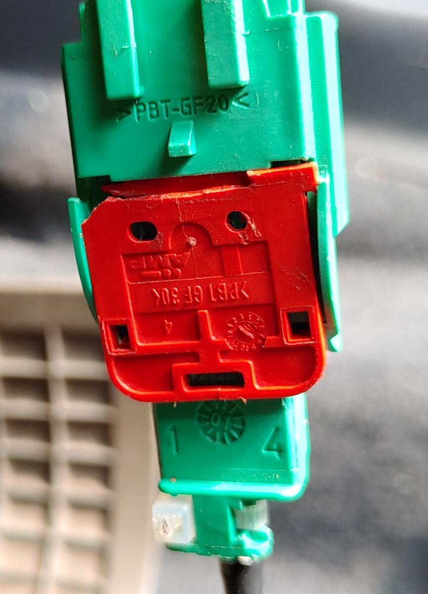 Stecker_grün_rotes_Teil.jpg